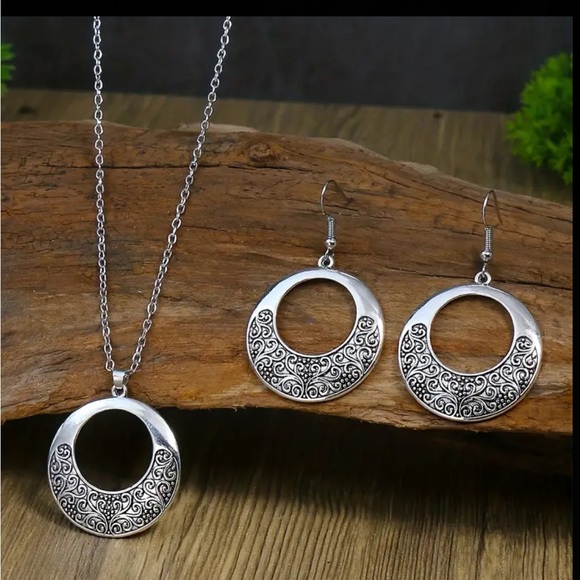 Boho Vintage Silver Earrings and Necklace Set - Picture 7 of 8